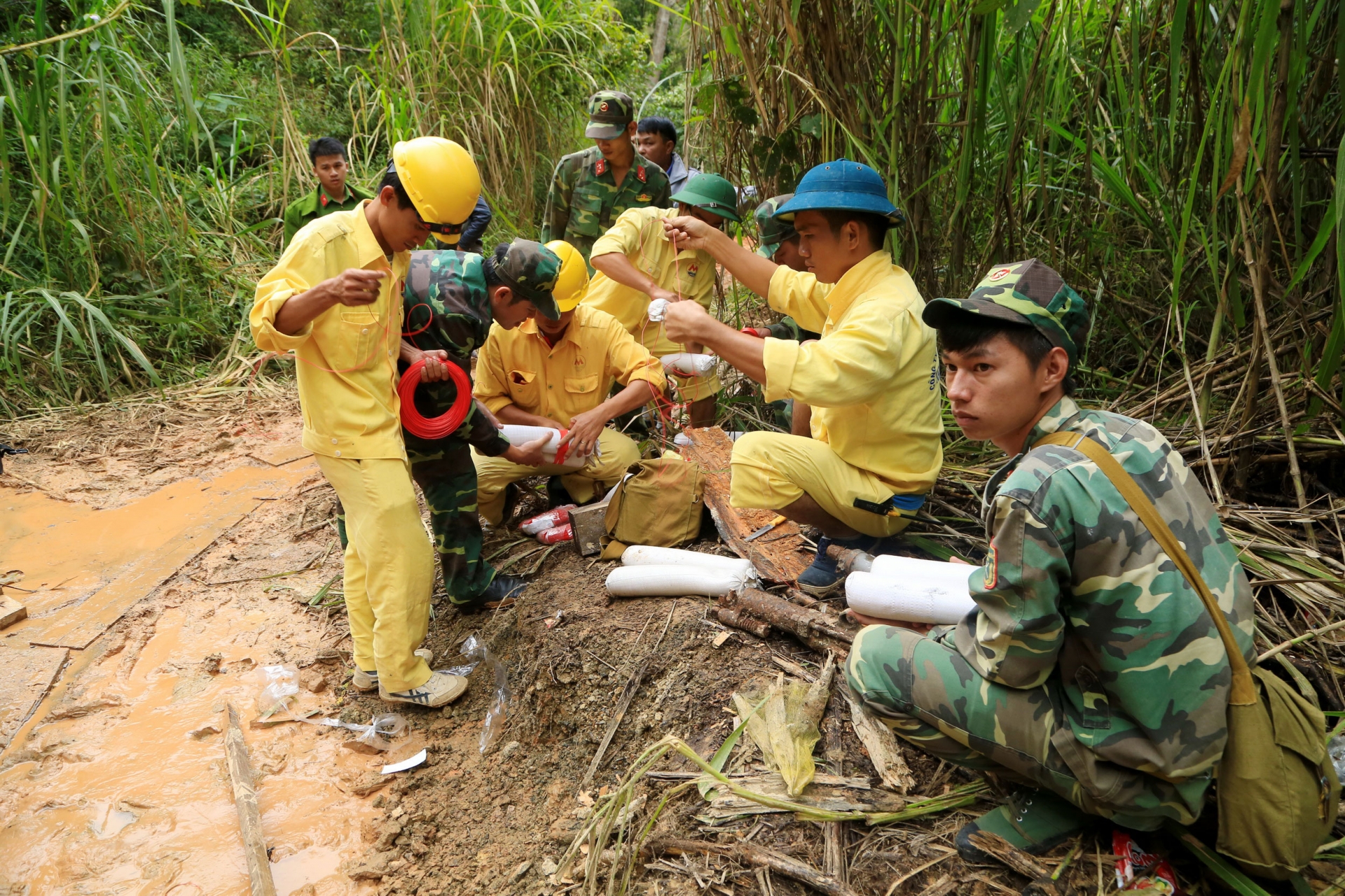 Theo tính toán, với mức độ sâu của hầm thiếc mới, lực lượng công binh của Tỉnh đội kết hợp với đơn vị chuyên môn khác sẽ đặt 24kg để đánh sập hầm toàn bộ