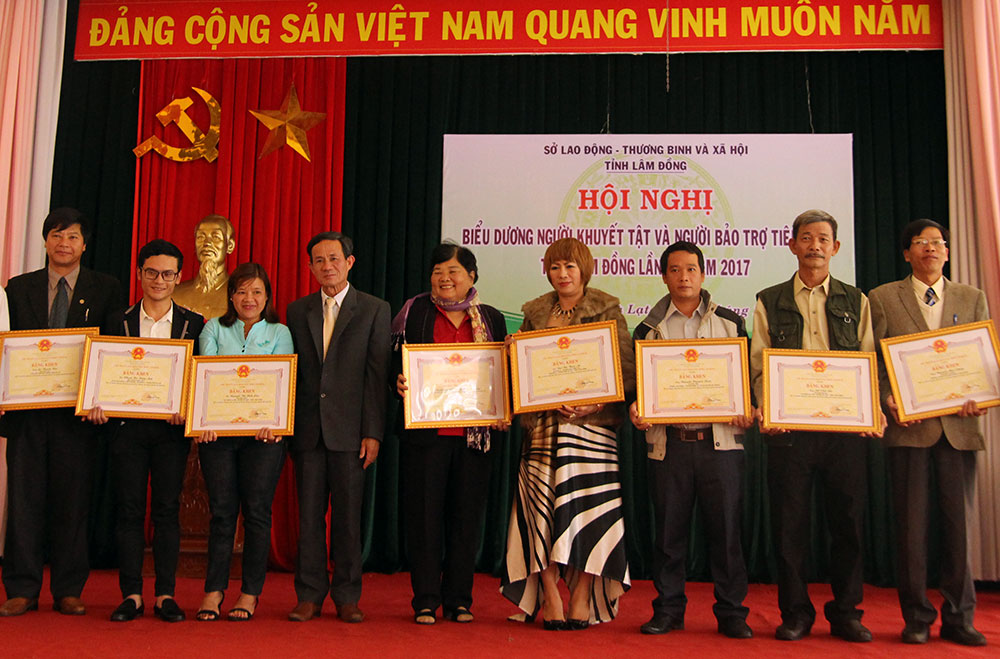 Tôn vinh người khuyết tật và người bảo trợ tiêu biểu năm 2017