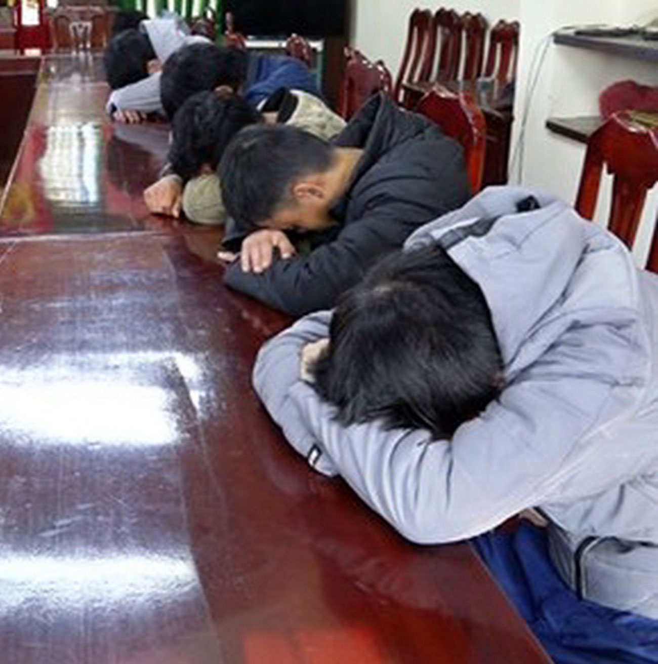 Tạm giữ 2 nghi phạm mua bán ma túy đá
