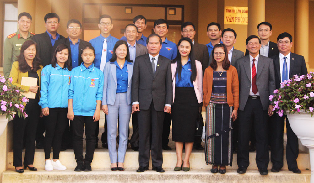 Đoàn đại biểu chụp ảnh lưu niệm với lãnh đạo tỉnh