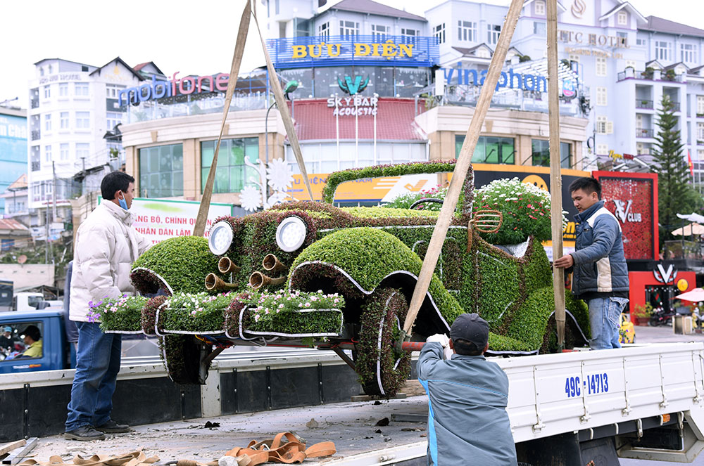 Đà Lạt: Đưa "xe hoa" ra trưng bày ở phố