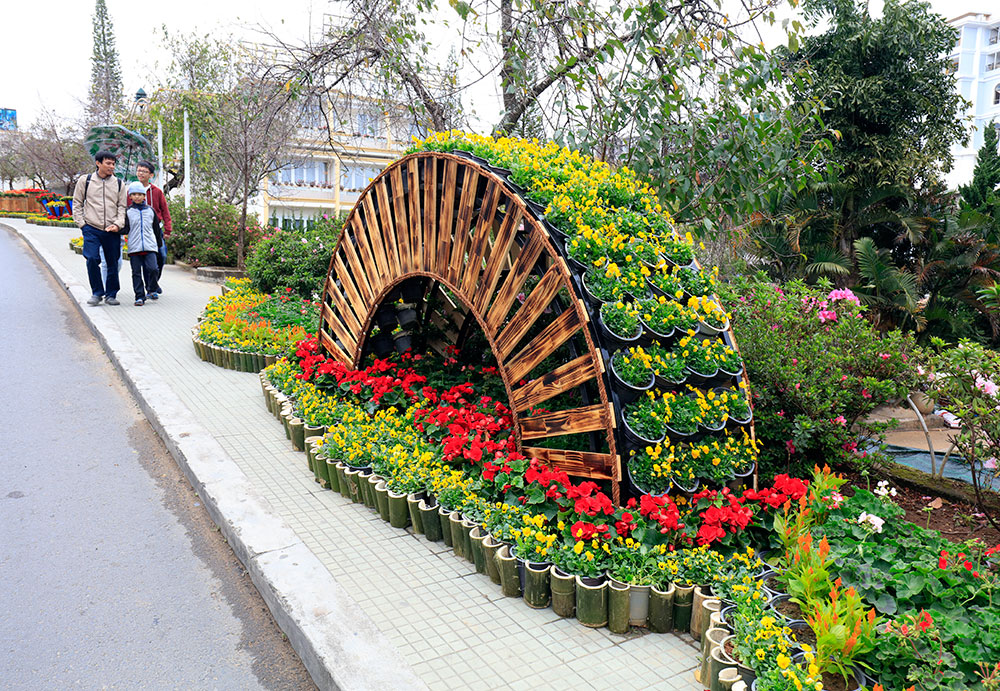 Một tiểu cảnh hoa tại không gian hoa ở khu Hòa Bình Đà Lạt
