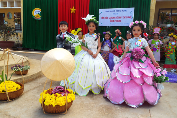 Rực rỡ không gian hoa ở ngôi trường vùng ven Đà Lạt