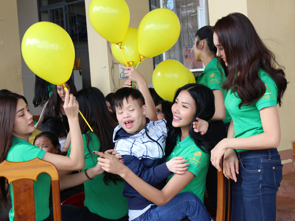Các người đẹp thân thiện với trẻ