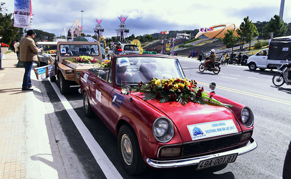 Ô tô cổ chào mừng Festival Hoa