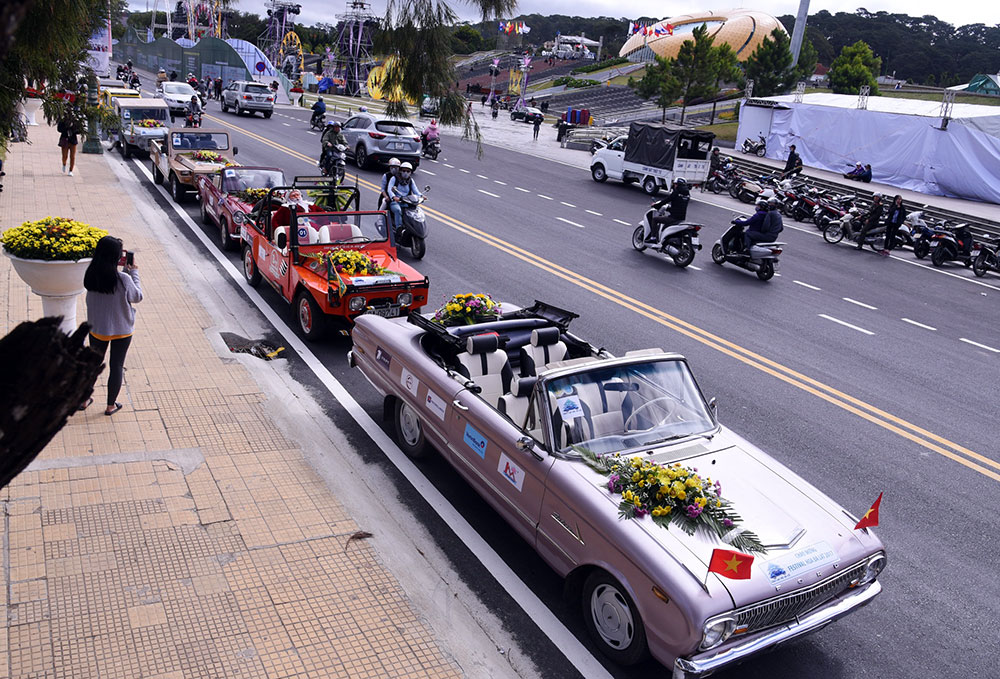 Diễu hành ô tô cổ chào mừng Festival Hoa