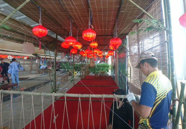 “Phố trà B’Lao” là một trong 8 chương trình hưởng ứng của Tuần Văn hóa Trà và Tơ lụa, diễn ra từ ngày 23/12 đến ngày 27/12. Chương trình này do CLB Trà B’Lao thực hiện với nội dung chính là tổ chức các chiếu trà tại khu vực Trung tâm Văn hóa Thể thao Bảo Lộc để du khách có thể tìm hiểu, thưởng thức hương vị Trà B’Lao. Hiện, công tác trang hoàng cho khu vực này đang được triển khai khẩn trương.