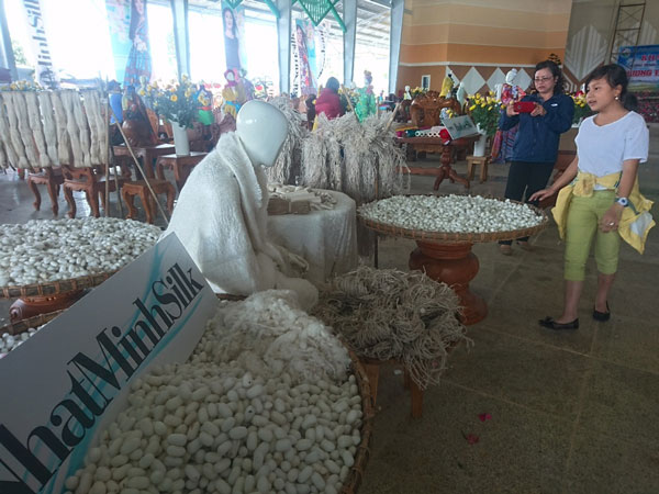 Người dân thích thú đến chụp hình, tìm hiểu quy trình sản xuất tơ lụa tại không gian triển lãm “Hương trà – Sắc tơ”. Tại đây, các doanh nghiệp trà, sản xuất tơ lụa, Hiệp hội Chè và Hiệp hội Dâu tằm tơ Việt Nam… sẽ tổ chức hơn 200 gian hàng trưng bày, giới thiệu các sản phẩm tơ, trà, thủ công mỹ nghệ, hàng tiêu dùng; trong đó, có 18 doanh nghiệp sản xuất, chế biến trà và 19 doanh nghiệp tơ lụa tham gia trưng bày sản phẩm đặc trưng của B’Lao.