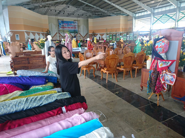 NTK thời trang Minh Hạnh kiểm tra, đôn đốc tại khu vực triển lãm Hương Trà – Sắc tơ. Chị cho biết đã có mặt tại TP Bảo Lộc từ ngày 17/12 để chạy các chương trình do mình đảm nhiệm như biểu diễn thời trang, tổ chức không gian triển lãm tơ lụa, trưng bày sản phẩm tơ lụa tại Vietnam Silk House tại xã Đại Lào (TP Bảo Lộc).
