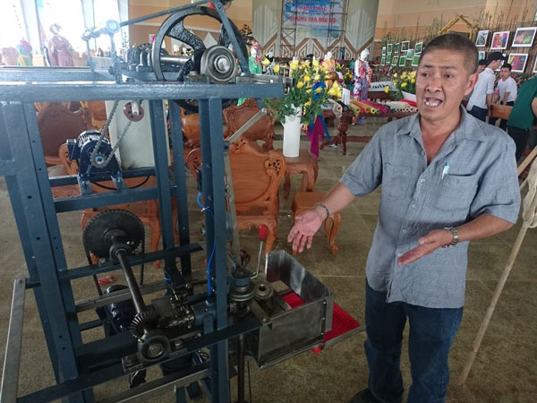 Ông Huỳnh Tấn Phước, Giám đốc Công ty TNHH Tơ tằm Nhật Minh (Bảo Lộc), giới thiệu về chiếc mày kéo sợi tự chế. Theo ông Phước, chiếc máy này dùng để kéo sợi thay cho phương pháp thủ công trước đây và đã được Cục sở hữu trí tuệ cấp bằng sáng chế. Tại khu vực trưng bày, giới thiệu sản phẩm, chiếc máy này sẽ được vận hành để du khách tham quan biết được cách thức kéo sợi. Ngoài máy kéo sợi, Công ty Nhật Minh còn đem đến trưng bày, giới thiệu kén tằm, tơ thô…