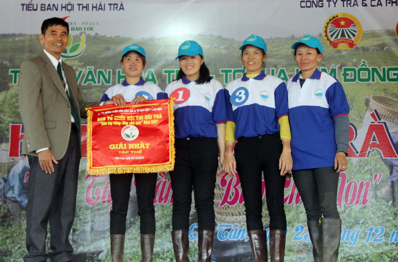 Trao giải tập thể cho đội Tâm Châu 1