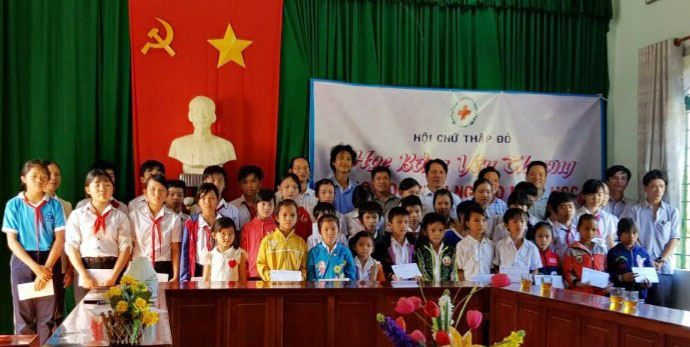 Trao 40 suất học bổng cho học sinh có hoàn cảnh khó khăn