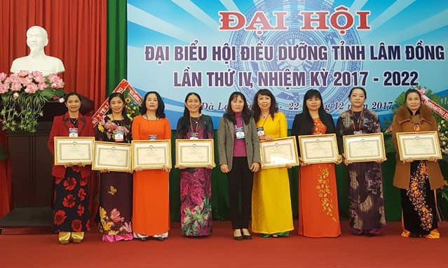 Các điều dưỡng xuất sắc được khen thưởng
