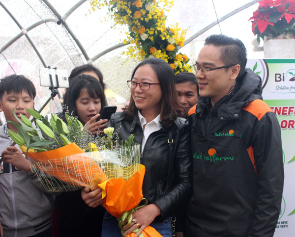 Giải thưởng của trò chơi đố vui có thưởng là bó hoa tươi thắm của Dalat Hasfarm