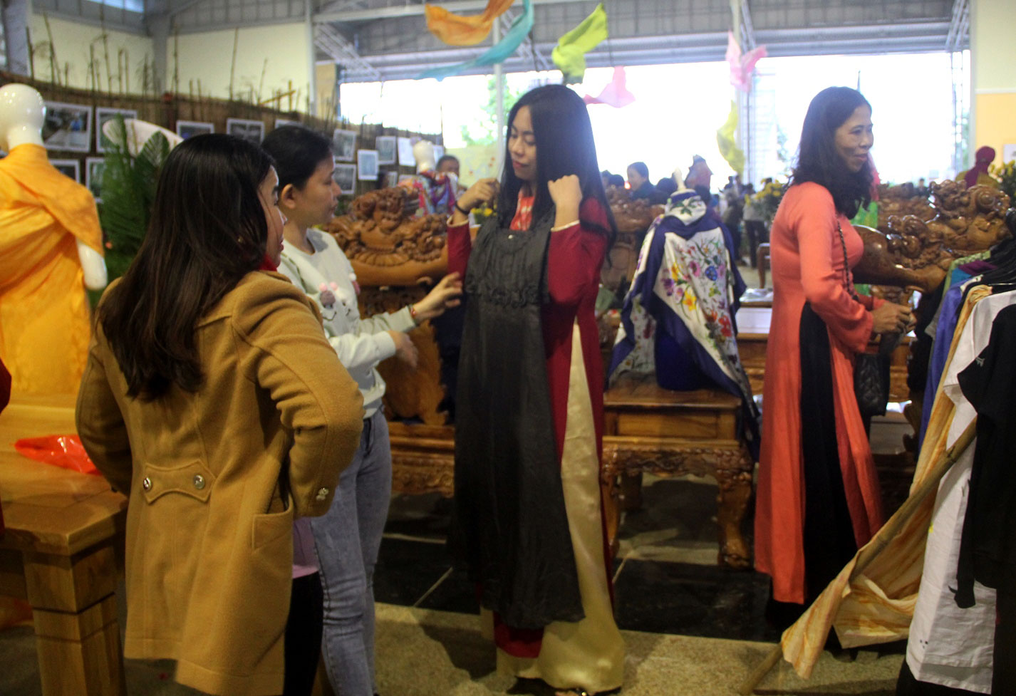 Du khách tham quan, mua sắm tại Trung tâm trưng bày sản phẩm tơ lụa Việt Nam Silk House
