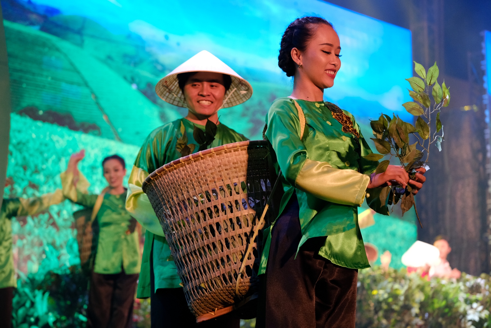 Hình ảnh cô gái hái trà được tái hiện tại đêm hội