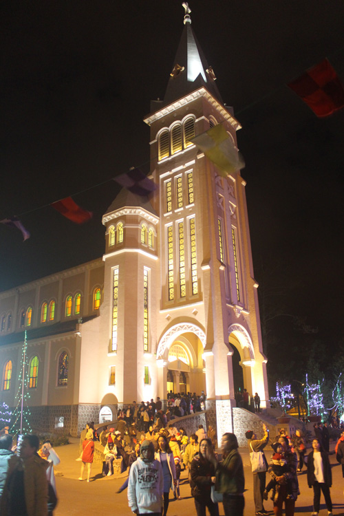 Người dân Đà Lạt và du khách nô nức dự lệ Noel tại Nhà thờ Chánh tòa Đà Lạt