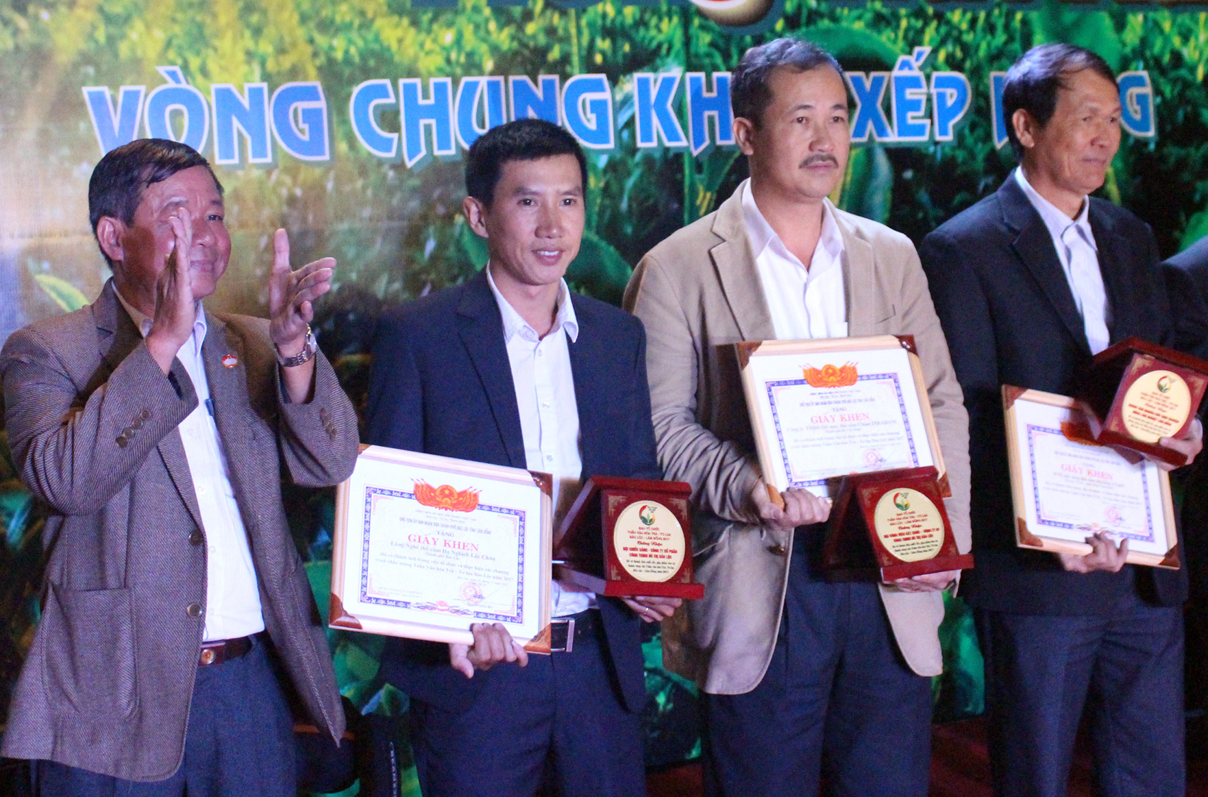 Đại diện Văn phòng Thường trú Báo Lâm Đồng tại Bảo Lộc nhận giấy khen của Ban tổ chức