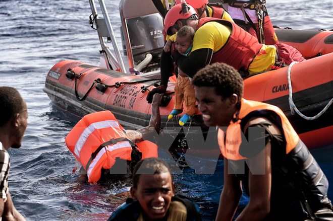 Hàng trăm người di cư được cứu ngoài khơi Libya trong giá lạnh