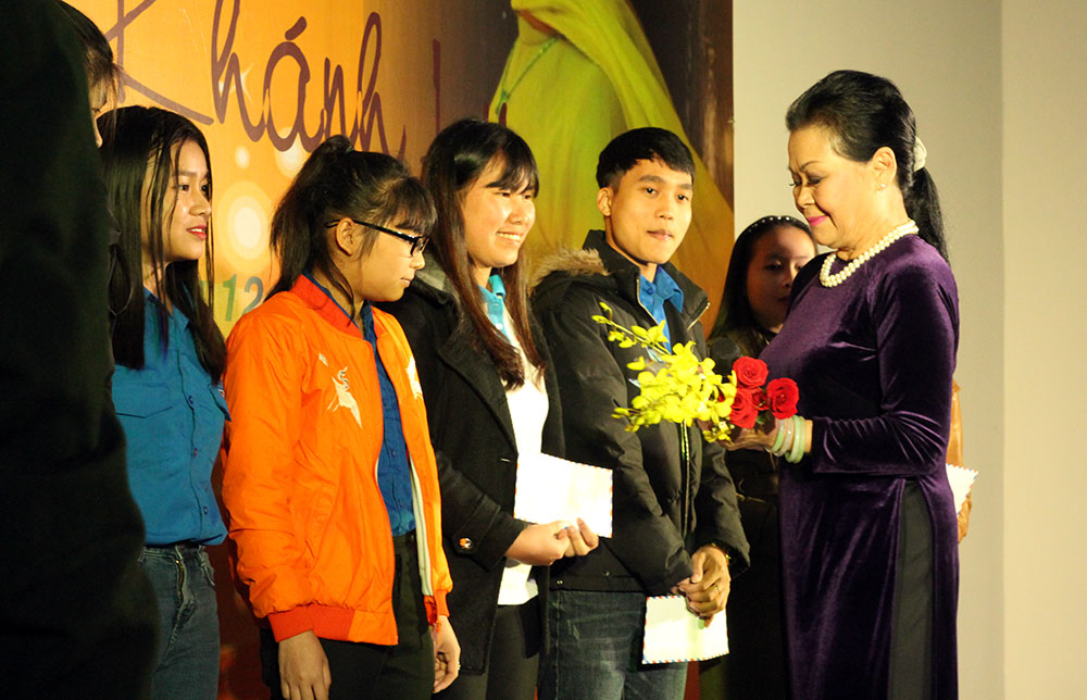 Ca sỹ Khánh Ly trao học bổng cho sinh viên Trường ĐH Đà Lạt