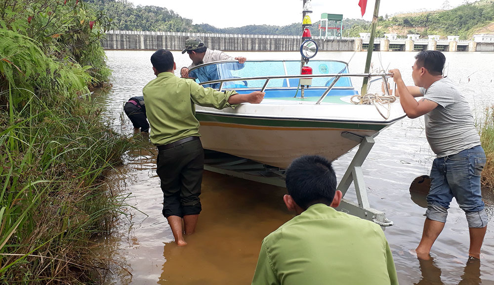 Hạ thủy ca nô bảo vệ rừng khu vực hồ thủy điện