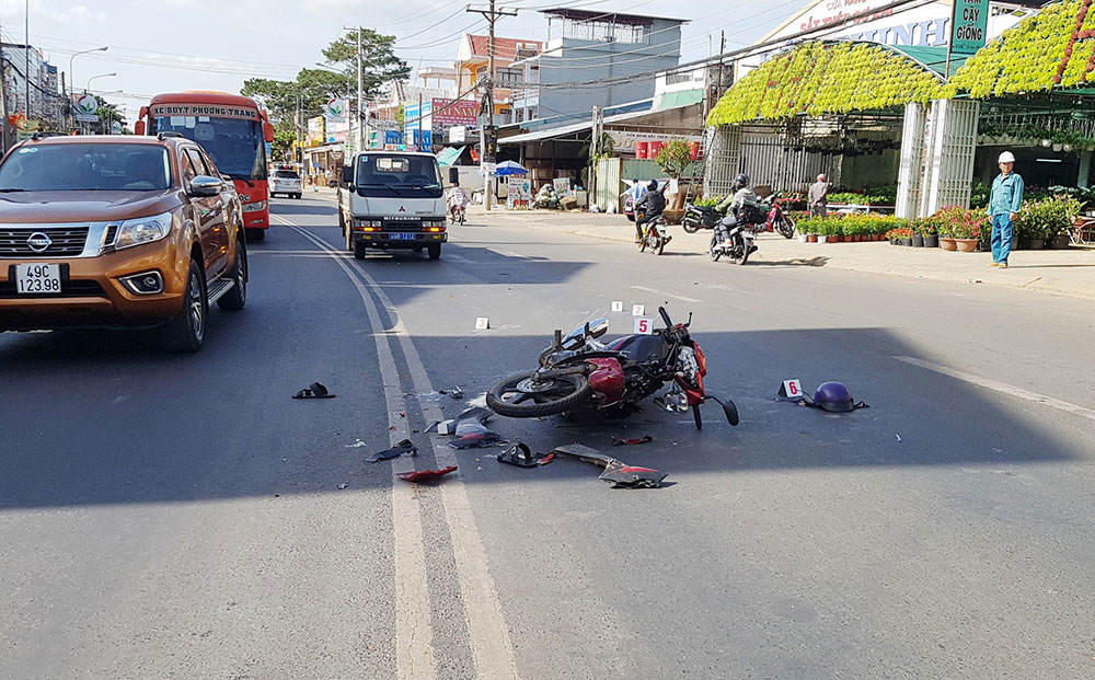 Xe máy biến dạng sau cú tông trực diện vào xe ba gác, 1 người nguy kịch