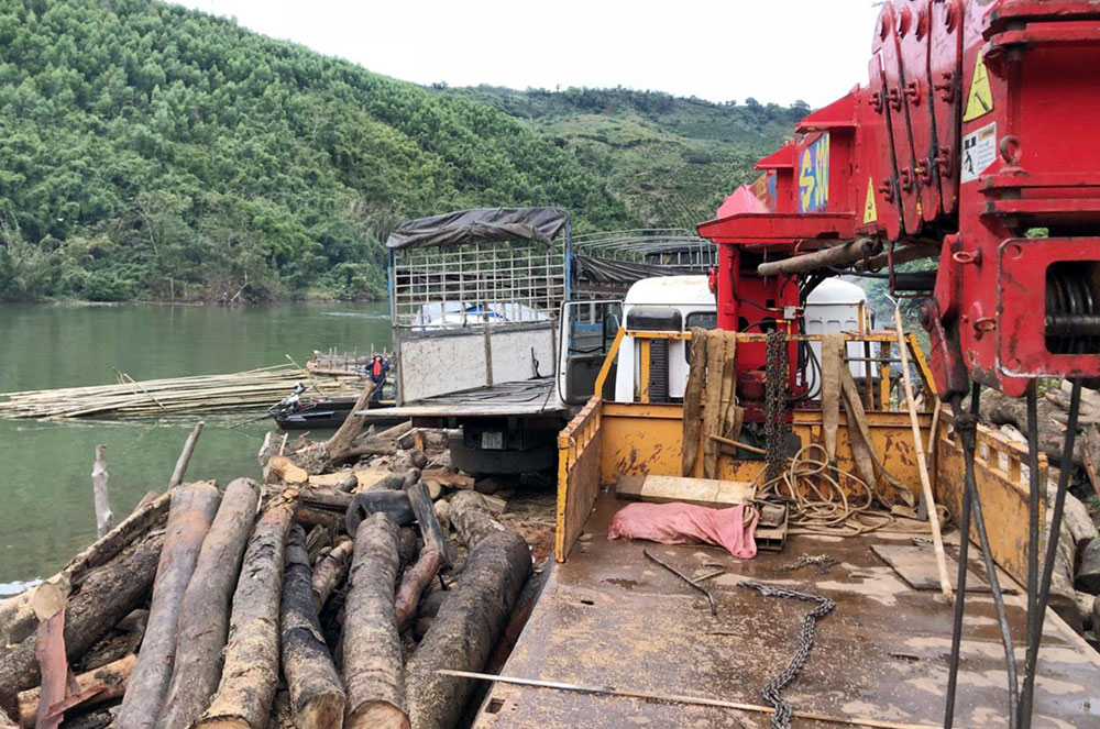 Chiếc xe tải và xe cẩu của các đối tượng tại hiện trường ở khu vực Thủy điện Đồng Nai 3