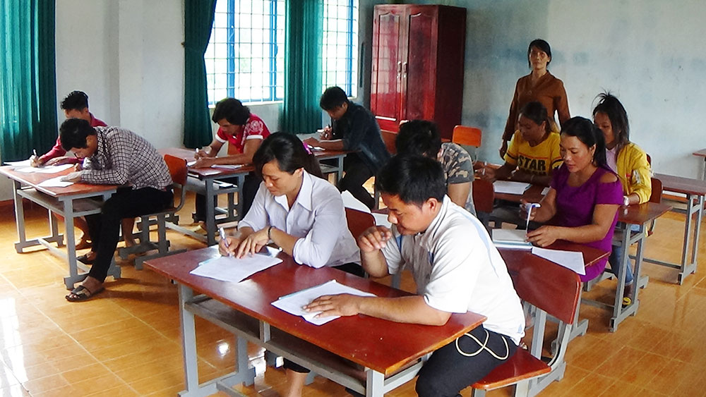 Lớp học xóa mù "đặc biệt" giữa rừng sâu