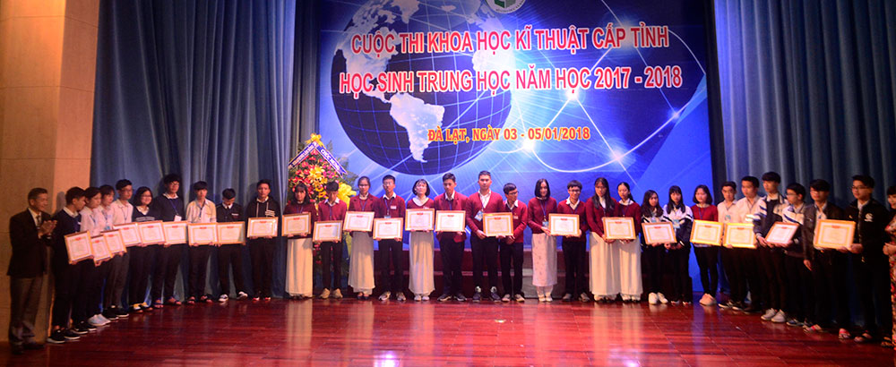 Trao giấy khen cho những học sinh có dự án đạt giải khuyến khích