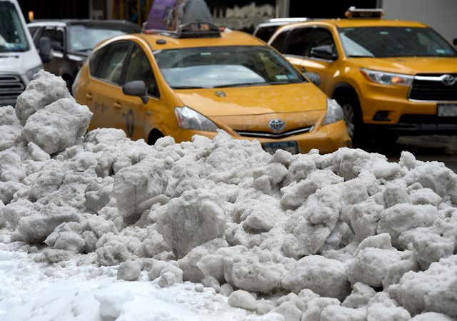 Băng tuyết bao phủ đường phố New York, Mỹ. (Nguồn: AFP/TTXVN)