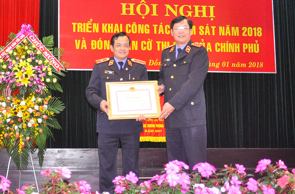 Phó Viện trưởng Viện Kiểm sát nhân dân tối cao trao bằng khen của Viện trưởng Viện Kiểm sát nhân dân tối cao tặng Viện Kiểm sát nhân dân tỉnh Lâm Đồng