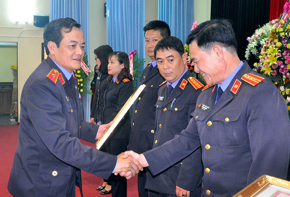 Đ/c Vũ Văn Diến - Viện trưởng Viện Kiểm sát nhân dân tỉnh trao Bằng khen của Viện trưởng Viện Kiểm sát nhân dân tối cao tặng các tập thể của Viện Kiểm sát nhân dân tỉnh Lâm Đồng