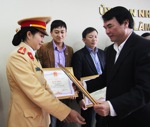 Lãnh đạo tỉnh trao bằng khen
