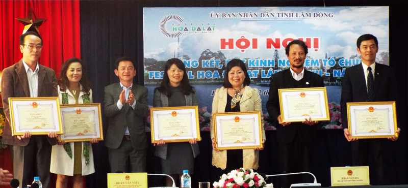Đồng chí Phan Văn Đa - Phó Chủ tịch UBND tỉnh tặng Bằng khen cho các tập thể, cá nhân có thành tích xuất sắc