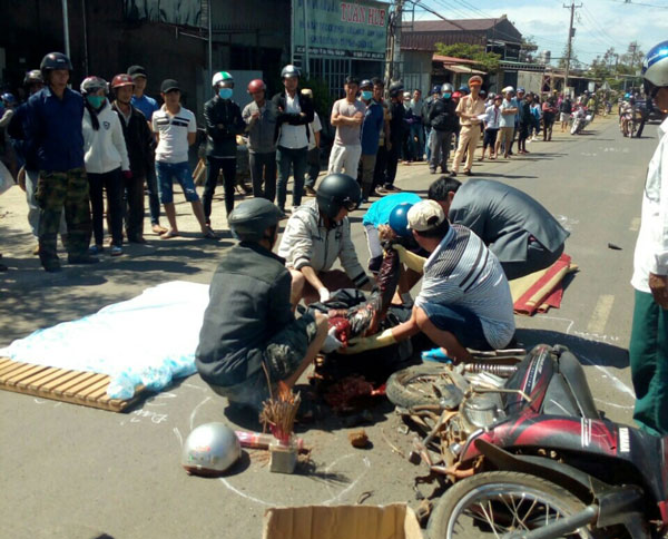Xe máy vượt ẩu, 1 người bị xe chở bauxite cán tử vong