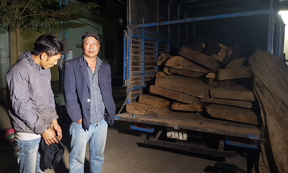 Bình và Trung bị bắt giữ cùng tang vật. Ảnh: Hải Đường