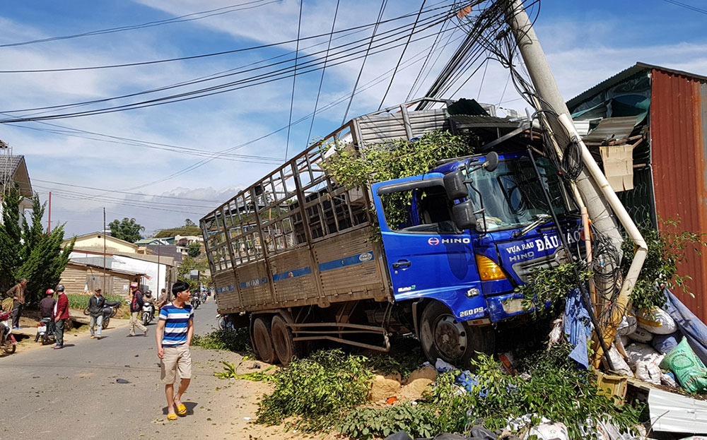 Đà Lạt: Xe tải mất lái lao vào nhà dân