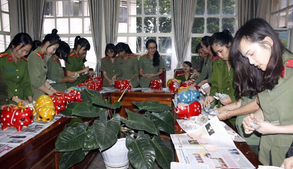 Xây dựng phong cách nữ Công an nhân dân bản lĩnh, nhân văn, vì dân phục vụ
