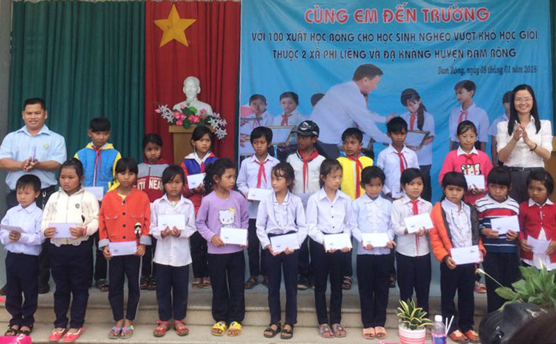 Trao 100 suất học bổng cho học sinh nghèo vượt khó huyện Ðam Rông