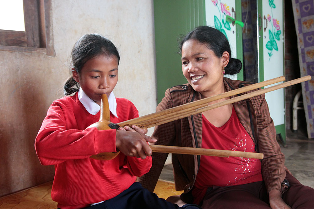 Chị Ma Tham tự hào khi nhìn cô con gái Ma Viên thổi kèn bầu một cách thuần thục. Ảnh: H.T