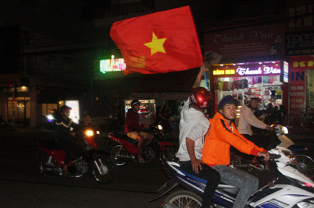 Thức thâu đêm để ăn mừng chiến thắng
