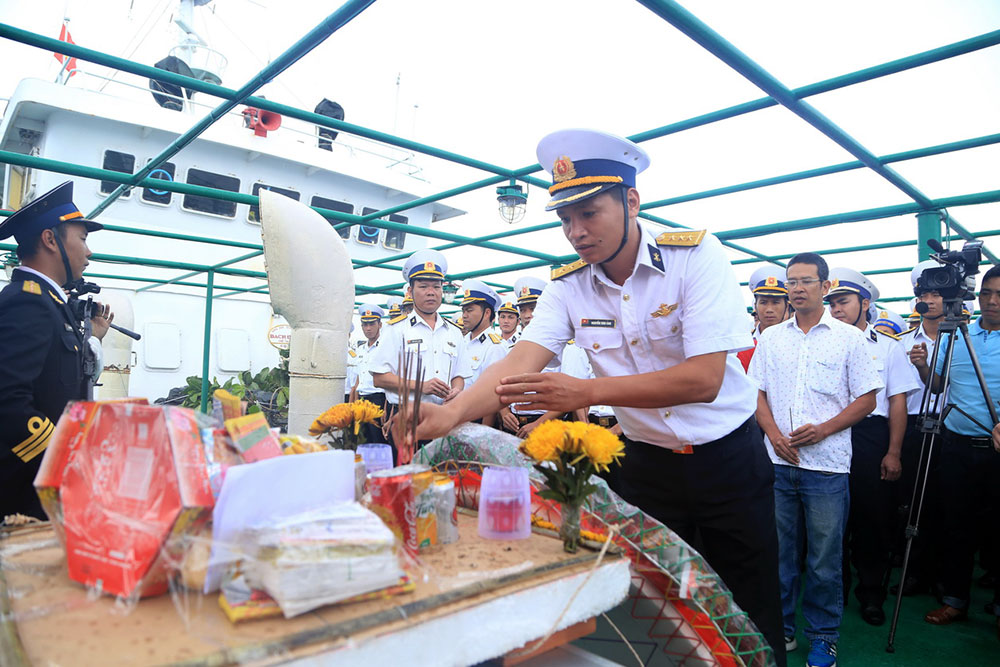 Cán bộ, chiến sĩ tàu HQ 996 thắp hương tưởng niệm các anh hùng liệt sĩ hy sinh anh dũng tại quần đảo Trường Sa