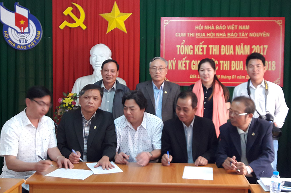 Cụm thi đua Hội Nhà báo các tỉnh Tây Nguyên ký giao ước thi đua năm 2018