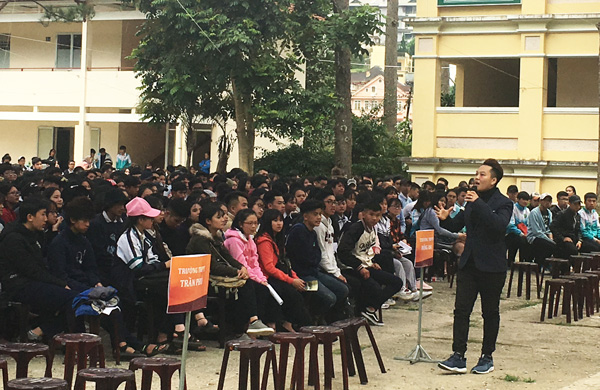 Học sinh THPT tại Đà Lạt chăm chú nghe chuyên gia chia sẻ về hướng nghiệp, chọn nghề