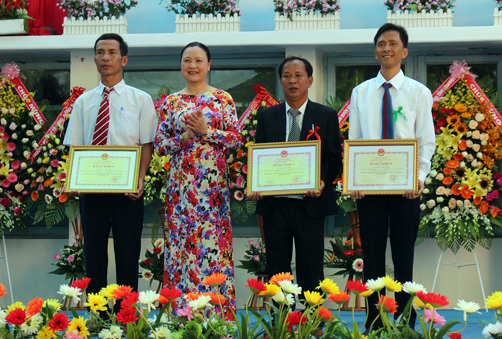 Bà Đàm Thị Kinh, Giám đốc Sở Giáo dục và Đào tạo tỉnh Lâm Đồng, trao Bằng khen cho các tập thể và cá nhân. Ảnh: T.Chu