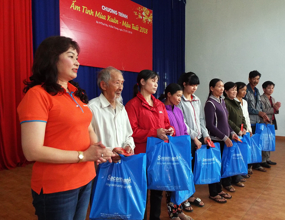Sacombank đưa Chương trình "Ấm tình mùa Xuân" đến với đồng bào N'Thol Hạ