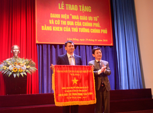 Phó Chủ tịch UBND tỉnh Phan Văn Đa trao tặng Cờ thi đua của Chính phủ cho Trường THPT Chuyên Bảo Lộc