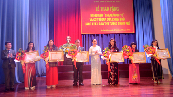 Thừa ủy quyền của Chủ tịch nước, Phó Chủ tịch UBND tỉnh Phan Văn Đa và Giám đốc Sở GDĐT Đàm Thị Kinh trao tặng danh hiệu Nhà giáo ưu tú cho các cá nhân tiêu biểu