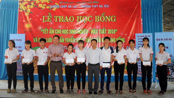 Tết ấm cho học sinh nghèo vùng sâu