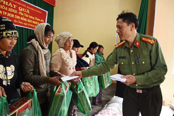 Phó Thủ tướng Trương Hòa Bình gởi tặng quà Tết cho bà con nghèo xã Đạ Chais